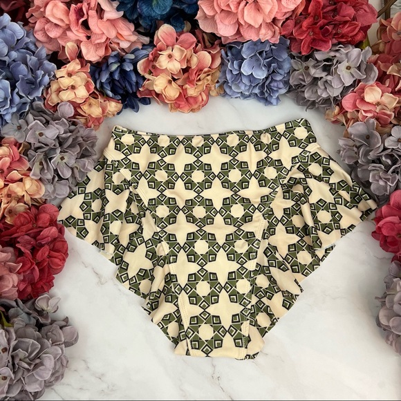 Retro Green Geometric Ruffled Wrap Top Bikini - Picture 13 of 16